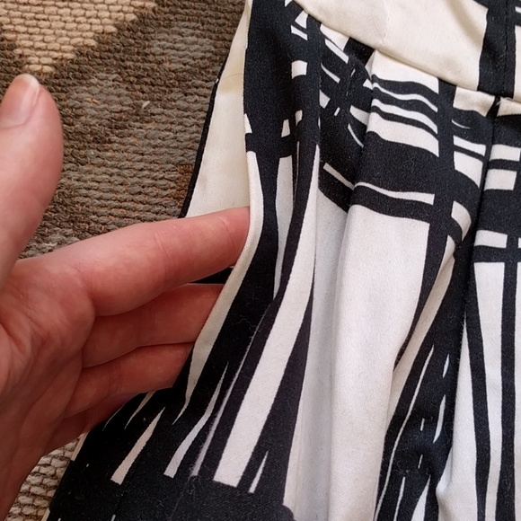 Strapless dress with pockets - Picture 2 of 3